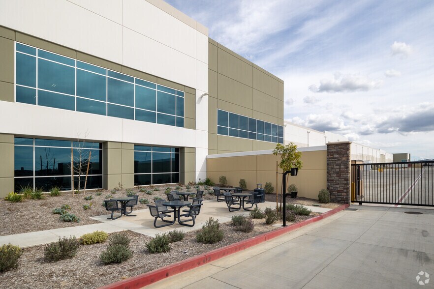 20201 Caroline Way, Riverside, CA à louer - Photo du bâtiment - Image 3 de 8