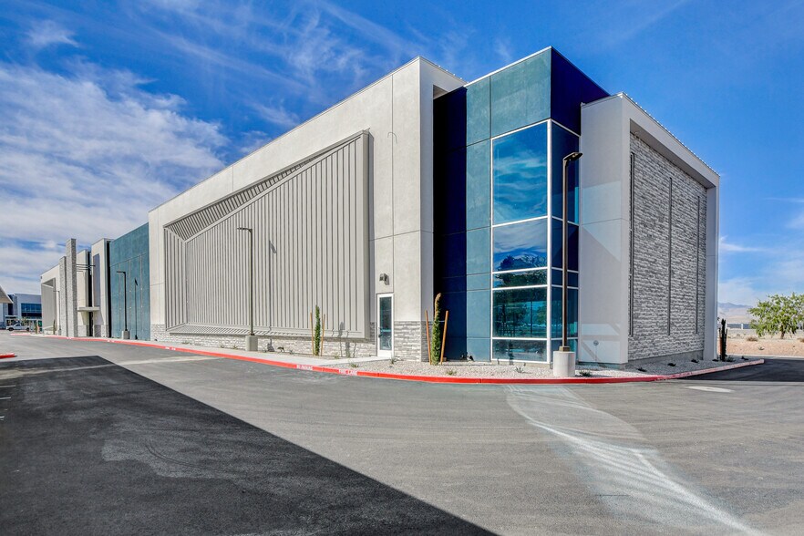 1301 Seven Hills Drive, Henderson, NV à vendre - Photo du bâtiment - Image 2 de 13