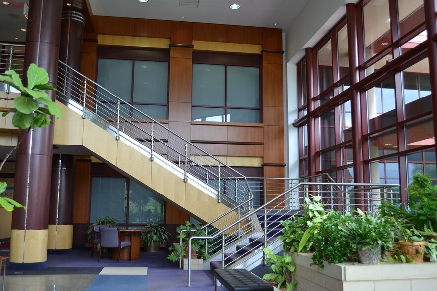 130 N Cheshire Ln, Minnetonka, MN à louer - Hall d’entrée - Image 2 de 9