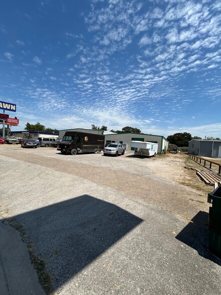 440 N Broadway St, Joshua, TX à louer - Photo du bâtiment - Image 3 de 59