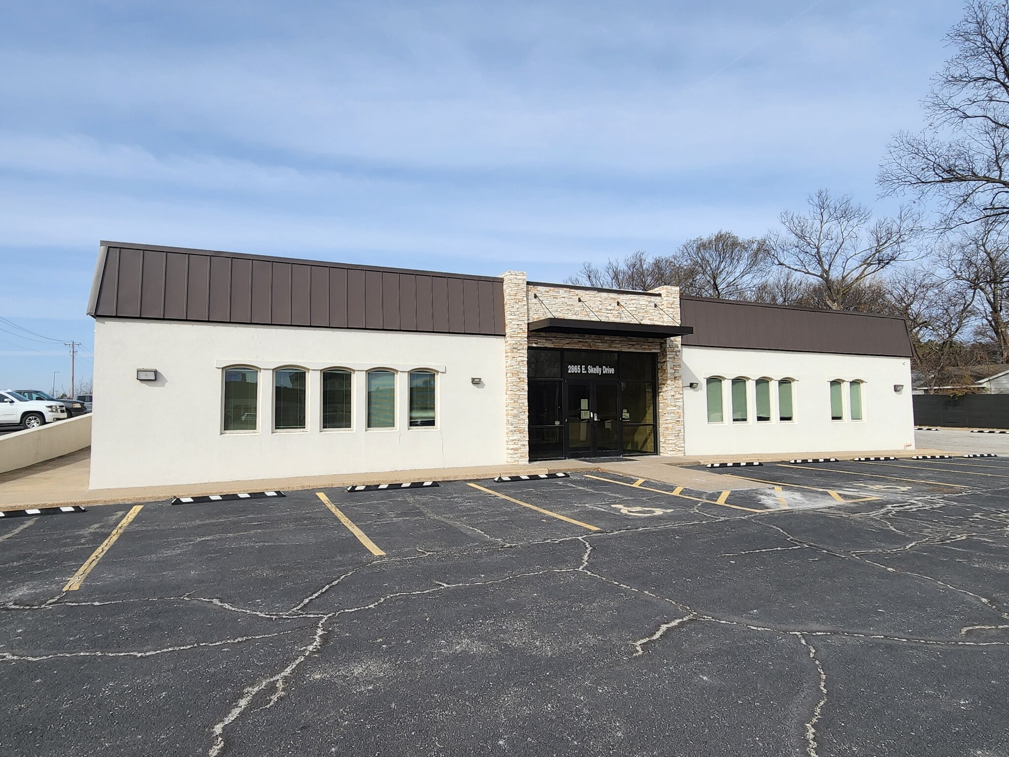 2865 E Skelly Dr, Tulsa, OK à louer Photo du bâtiment- Image 1 de 4