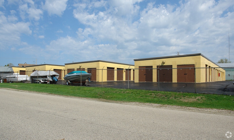 7209 Teckler Blvd, Crystal Lake, IL for sale - Building Photo - Image 2 of 2