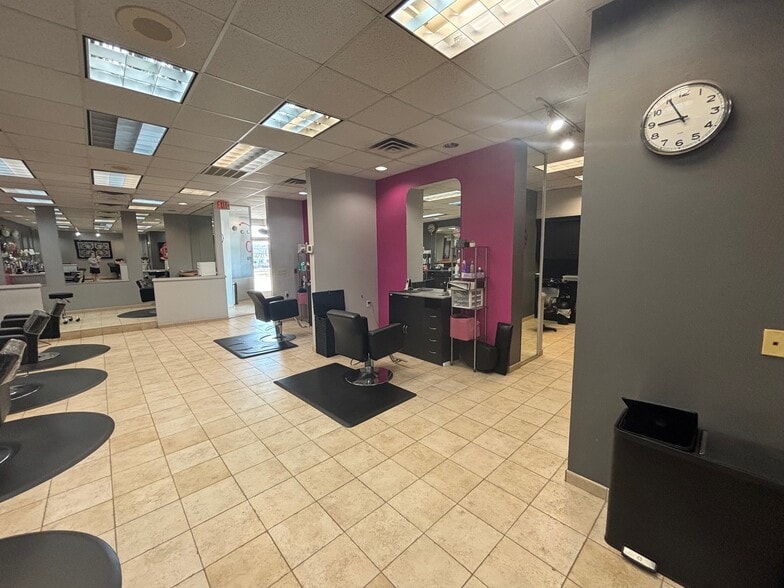 1714-1720 Manhattan Dr, Waukesha, WI for lease - Building Photo - Image 3 of 16