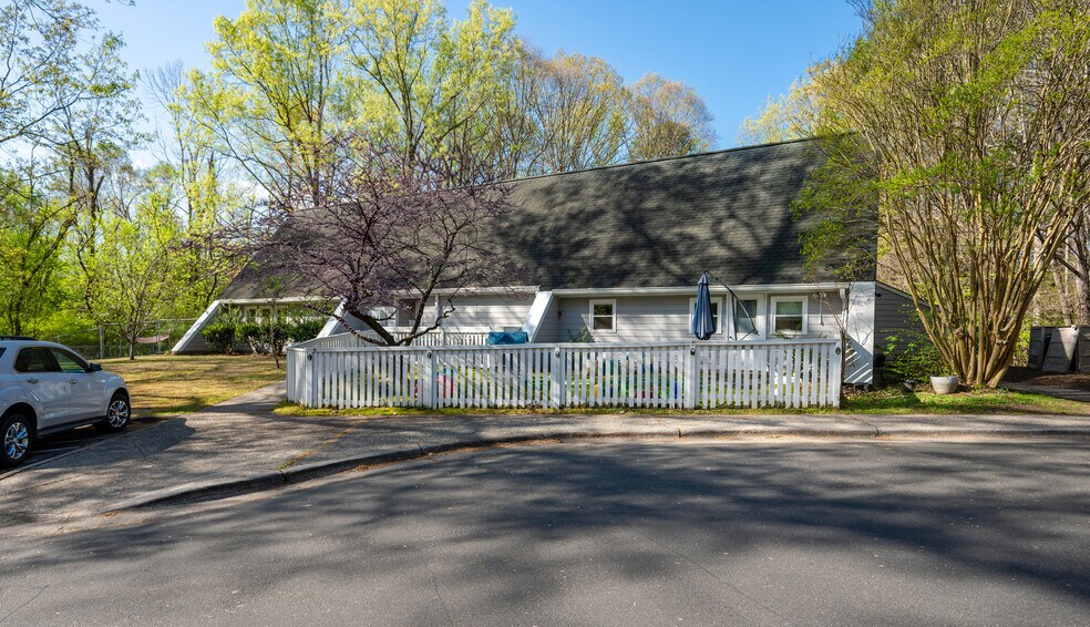1307 W Woodcroft Pky, Durham, NC à vendre - Photo du bâtiment - Image 2 de 27