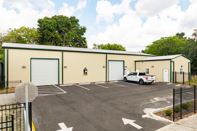 Plus de détails pour 2820 N 34th St, Tampa, FL - Local d'activités à louer