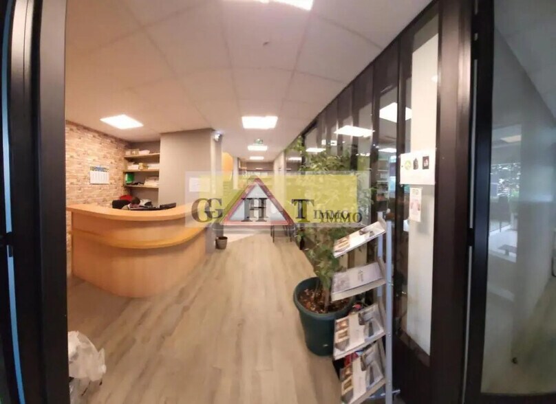 Bureau dans Maisons-Alfort à louer - Hall d’entrée - Image 2 de 8