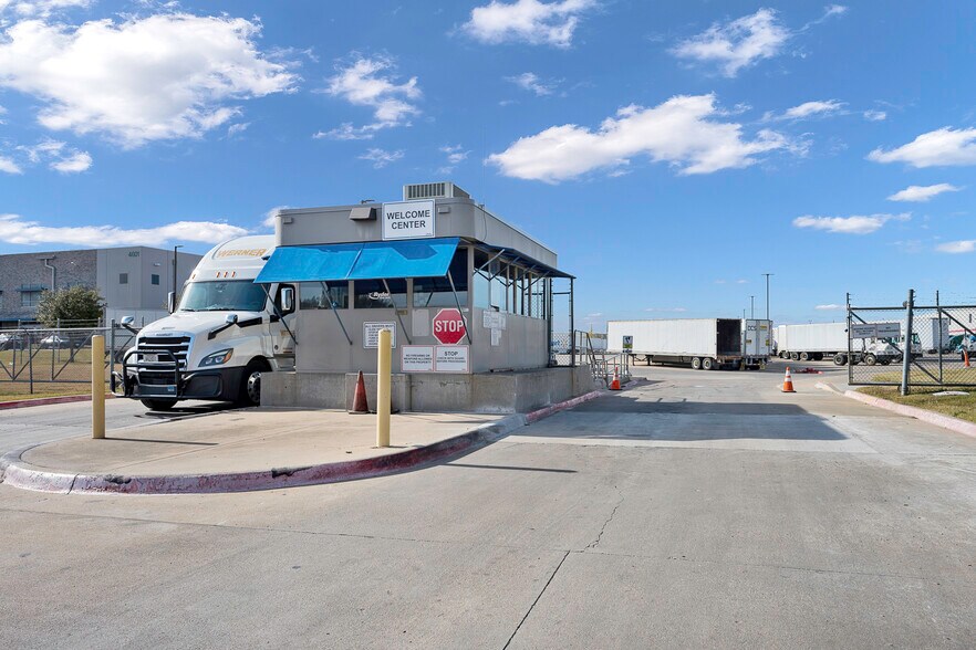 4701 Gold Spike Dr, Fort Worth, TX à louer - Photo du bâtiment - Image 2 de 62