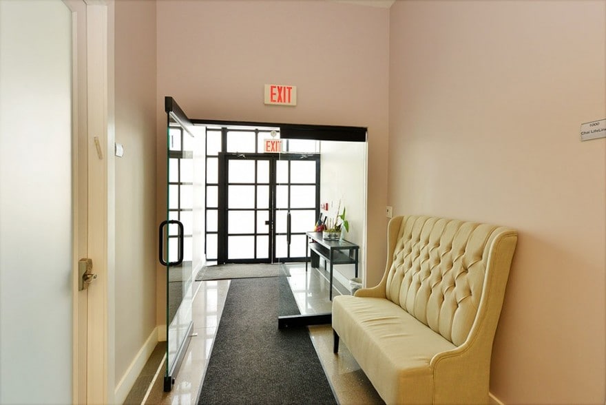 91 Carman Ave, Cedarhurst, NY for sale - Lobby - Image 2 of 13
