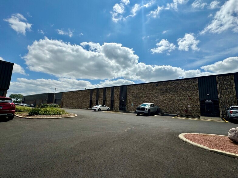 935-945 Sivert Dr, Wood Dale, IL for lease - Building Photo - Image 2 of 6