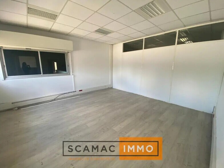 Industrial in LES MILLES for lease - Interior Photo - Image 3 of 6