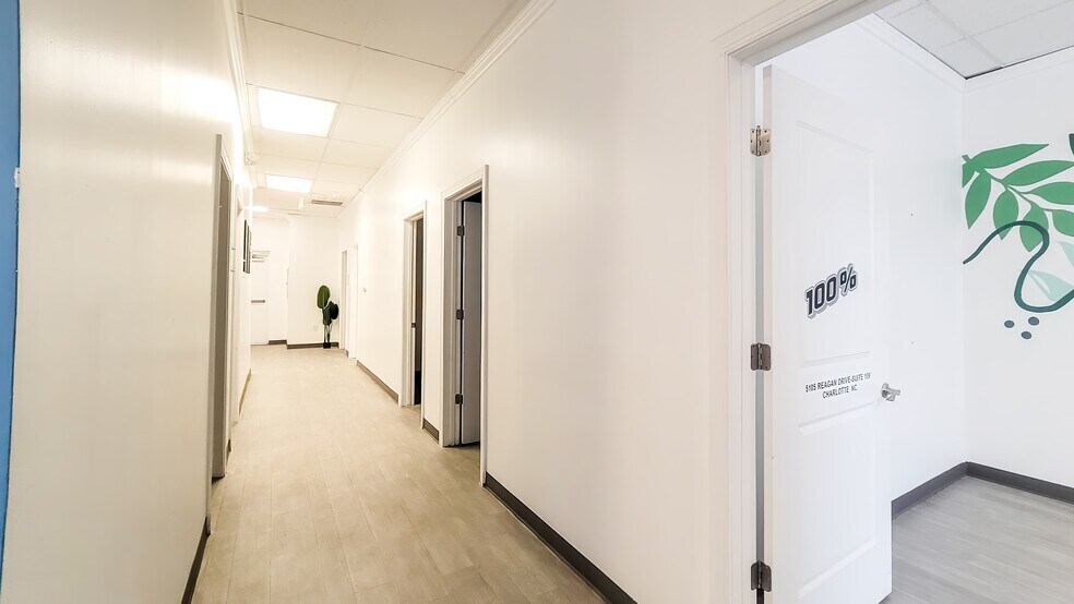 5105 Reagan Dr, Charlotte, NC à louer - Photo du bâtiment - Image 2 de 21