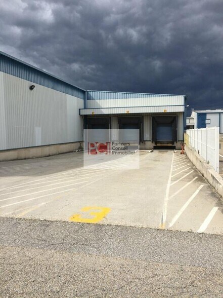 Industrial in Tarascon for lease - Building Photo - Image 2 of 3