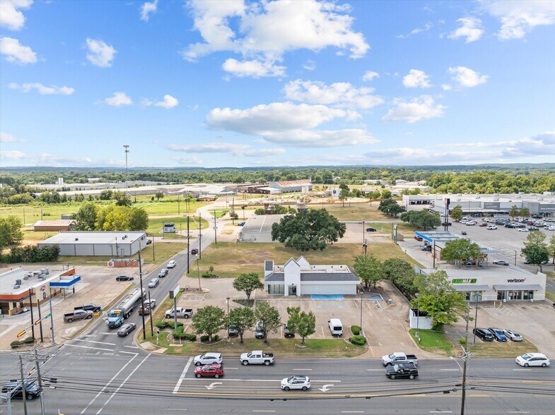 1329 S Jackson St, Jacksonville, TX à louer - Photo du bâtiment - Image 3 de 16