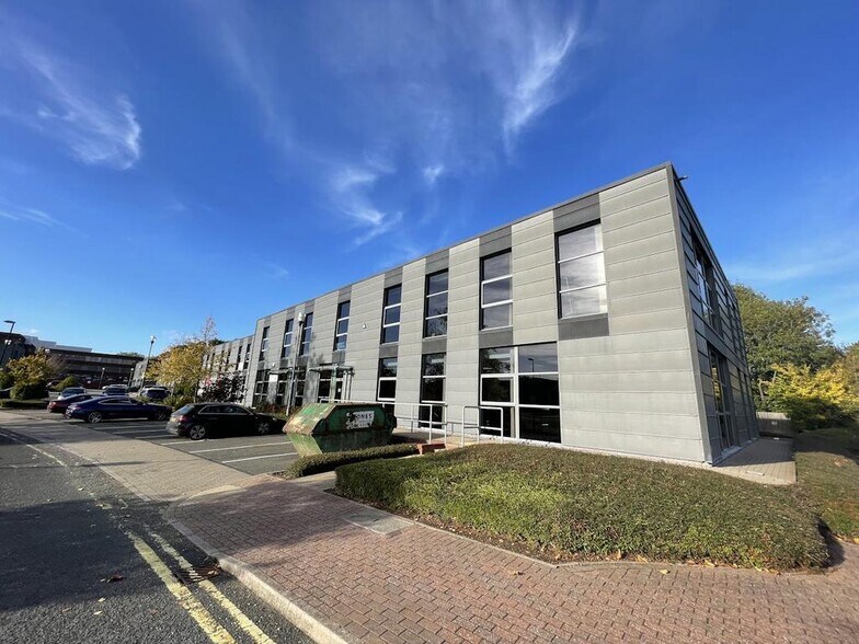 Cranmore Dr, Solihull à louer - Photo du bâtiment - Image 2 de 24