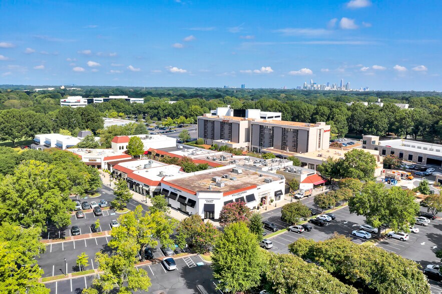 6401 Carnegie Blvd, Charlotte, NC à louer - Photo du bâtiment - Image 2 de 6