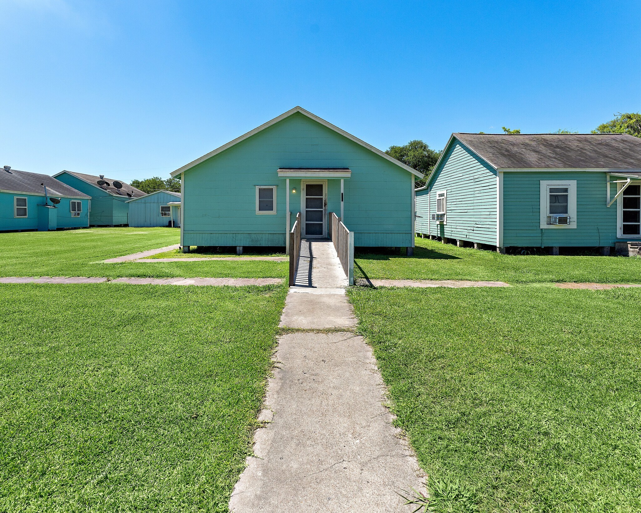 INCOME PRODUCING PORTFOLIO!! portfolio of 3 properties for sale on LoopNet.ca Building Photo- Image 1 of 25