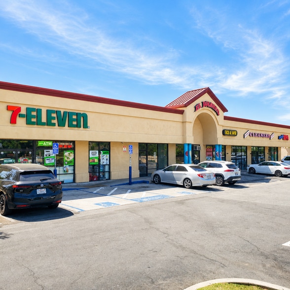 1347 S Azusa Ave, West Covina, CA à louer - Photo du bâtiment - Image 2 de 4