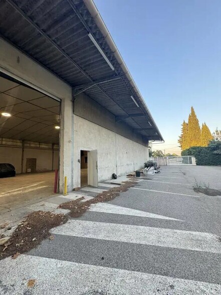 Flex dans Châteaurenard à louer - Photo du bâtiment - Image 2 de 6