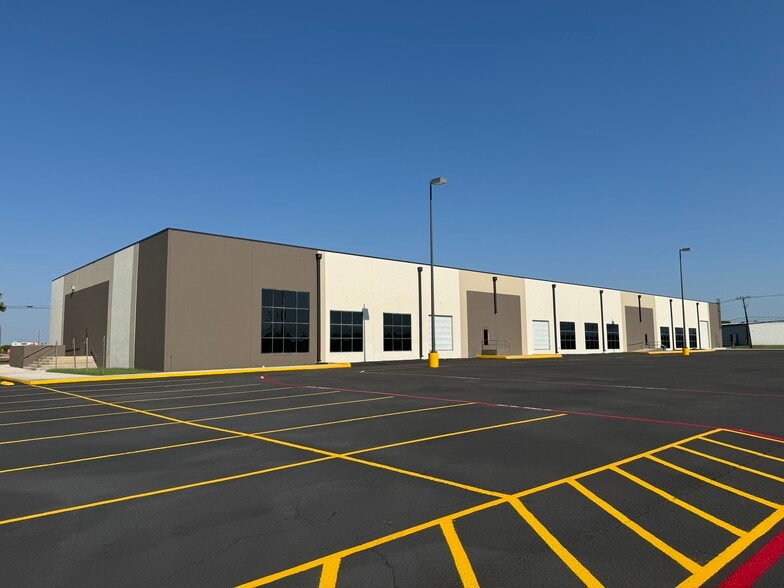 902 N Twin Creek Dr, Killeen, TX for lease - Building Photo - Image 2 of 6