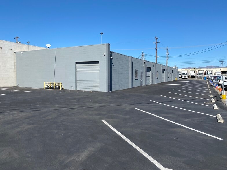 15208-15210 Stagg St, Van Nuys, CA for lease - Building Photo - Image 3 of 4