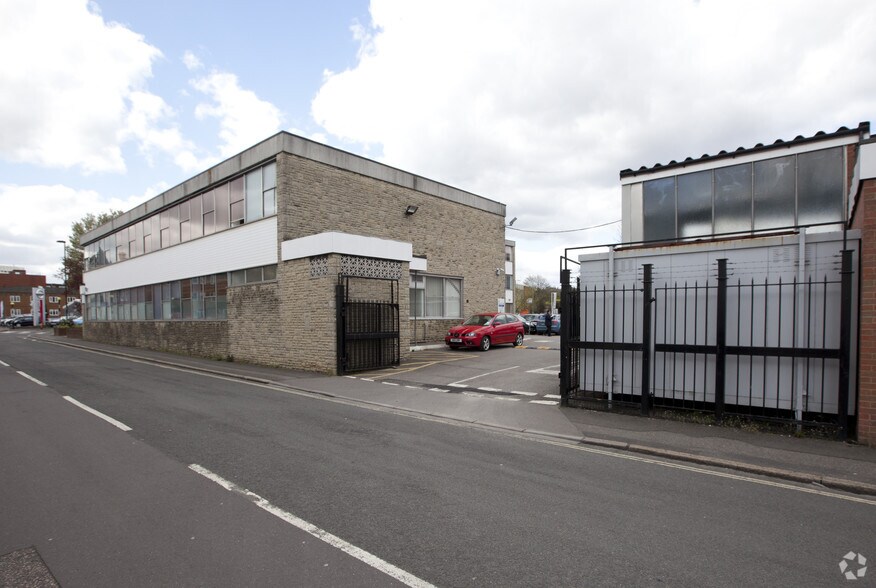 14-43 Victoria Rd, Aldershot à louer - Photo du bâtiment - Image 2 de 3