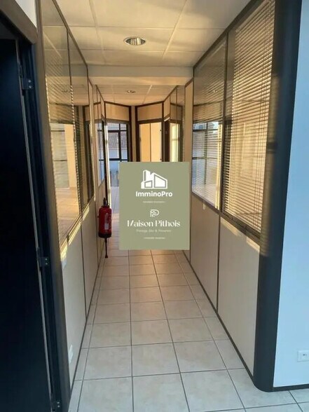 Office in Ollioules for lease - Interior Photo - Image 3 of 6