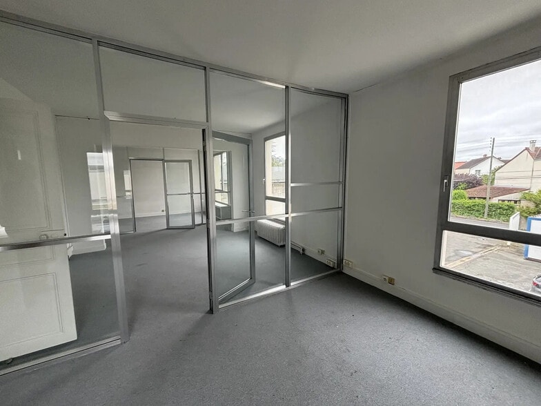 Office in Houilles for lease - Interior Photo - Image 3 of 9