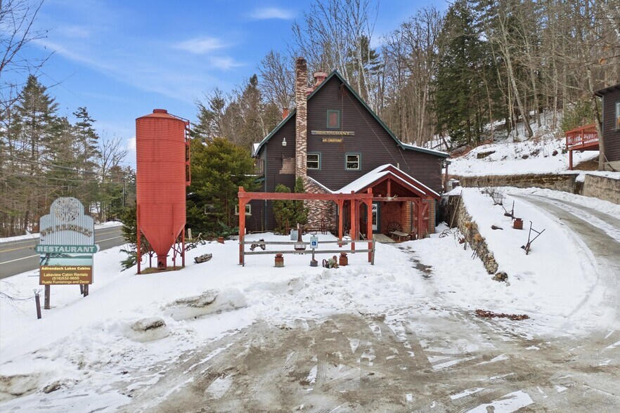 581 US Route 9, Schroon Lake, NY à vendre - Photo du bâtiment - Image 3 de 56