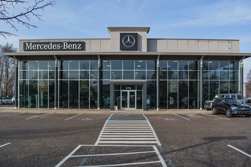 570 Auto Mall Dr, Ann Arbor, MI à vendre - Photo du bâtiment - Image 2 de 3