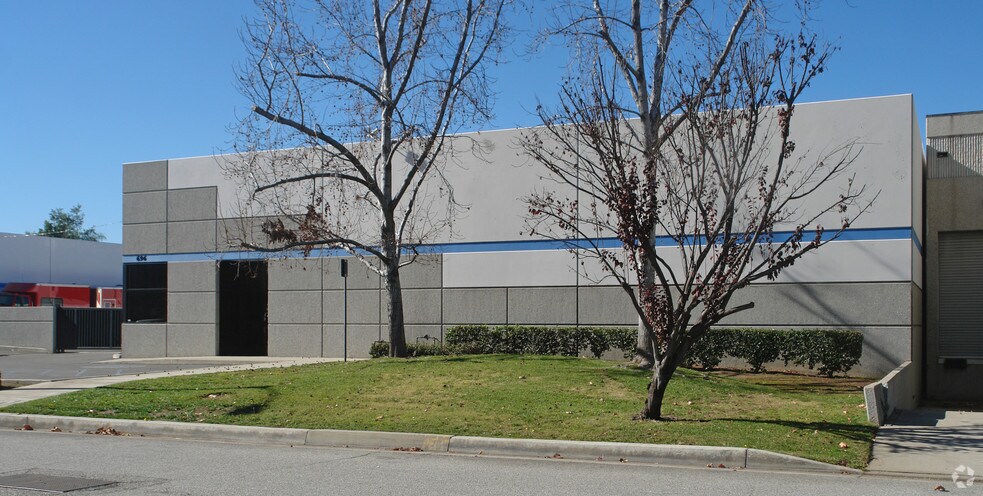 696 Arrow Grand Cir, Covina, CA à louer - Photo du bâtiment - Image 2 de 3