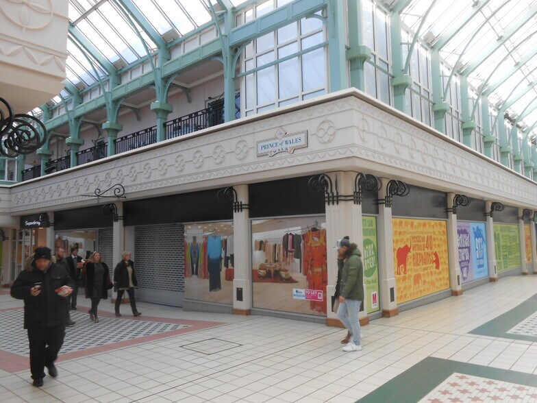 The Square, Camberley à louer - Photo du bâtiment - Image 3 de 8