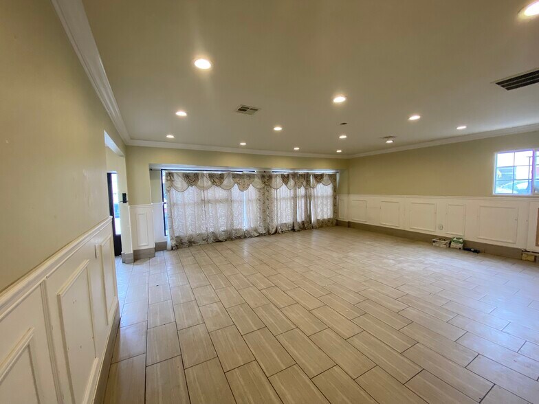423-445 E Main St, El Cajon, CA à louer - Photo du bâtiment - Image 3 de 6