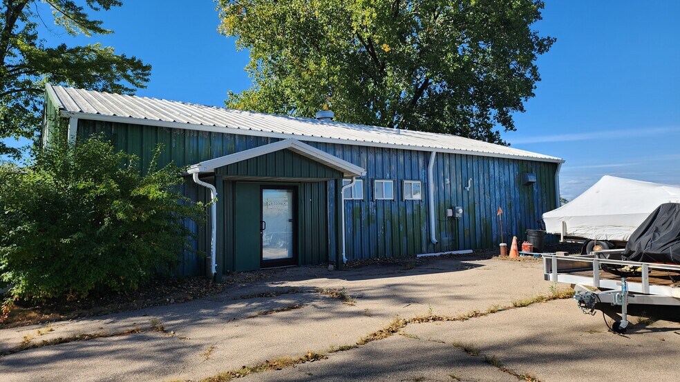 2189 Abraham Ln, Oshkosh, WI à louer - Photo du bâtiment - Image 1 de 3