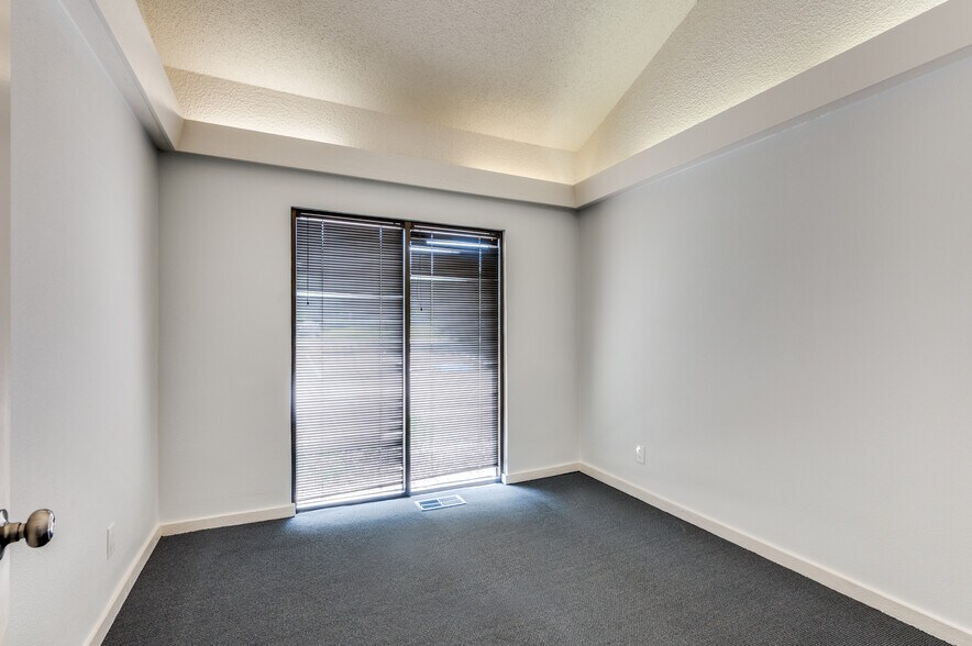 1725 Cimarron Trl, Hurst, TX à louer - Photo du bâtiment - Image 3 de 21