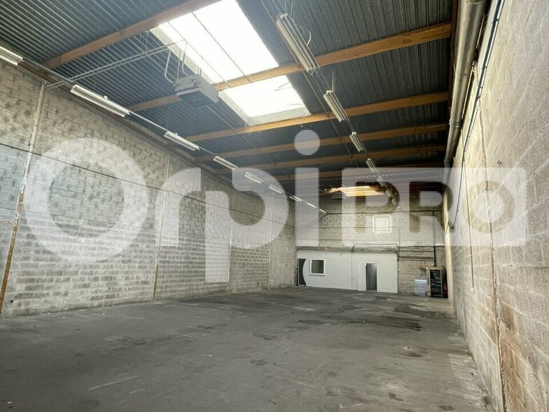 Industrial in Coignières for lease - Building Photo - Image 2 of 5