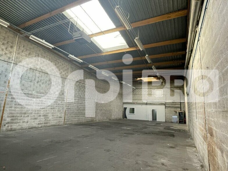 Industriel dans Coignières à louer - Photo du bâtiment - Image 2 de 5