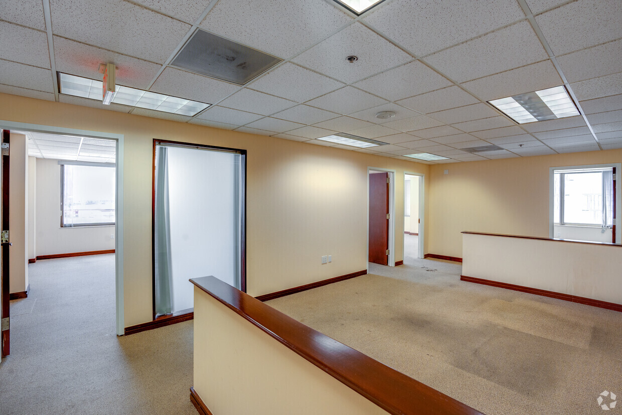 200 SE 1st St, Miami, FL for lease Interior Photo- Image 1 of 3