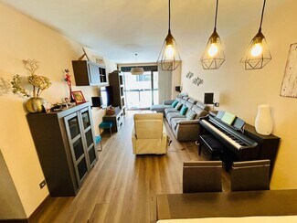 Plus de détails pour Multi-résidentiel à vendre