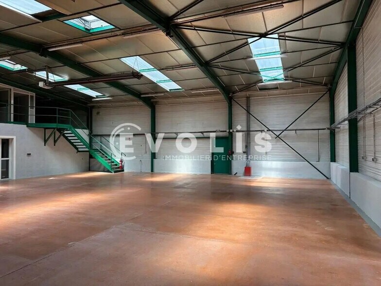 Office in Arnas for lease - Interior Photo - Image 3 of 5