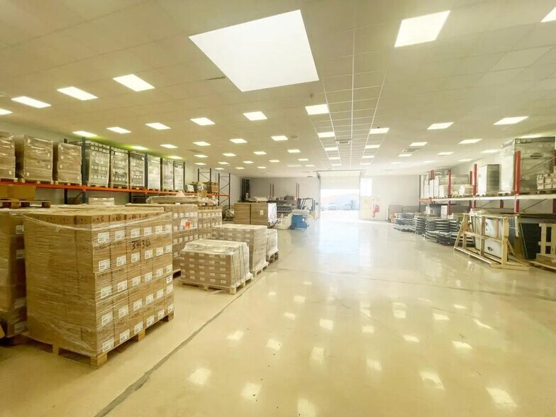 Retail in Marseille for lease - Interior Photo - Image 3 of 4