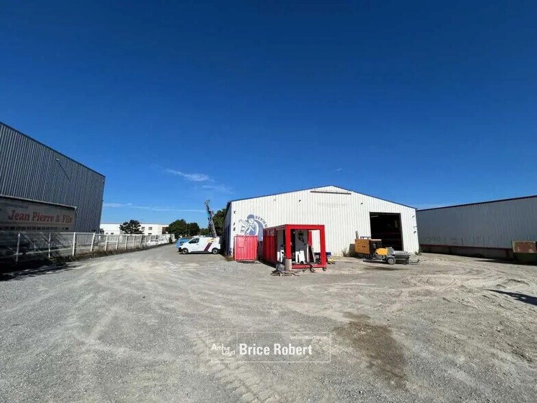 Office in Meyzieu for lease - Building Photo - Image 2 of 8