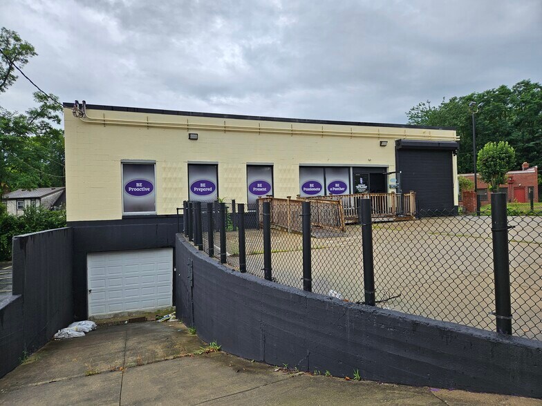 4030 Reading Rd, Cincinnati, OH à louer - Photo du bâtiment - Image 1 de 1