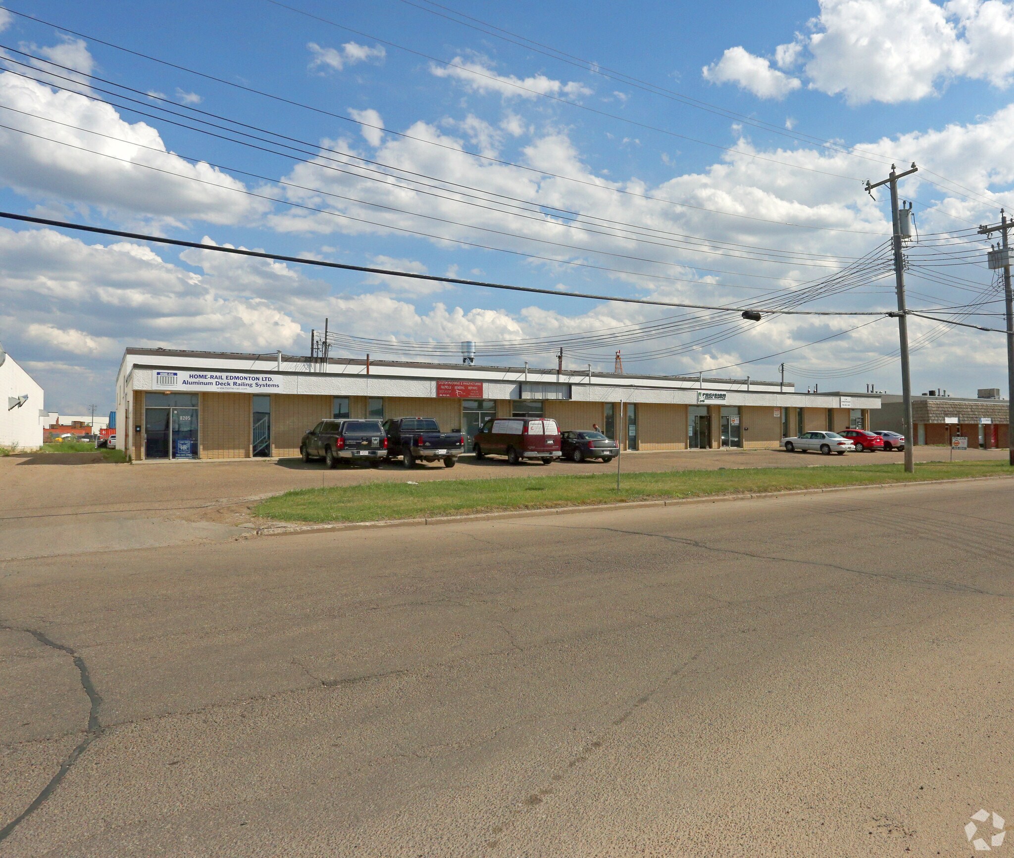 8205-8211 Davies Rd NW, Edmonton, AB à vendre Photo principale- Image 1 de 1