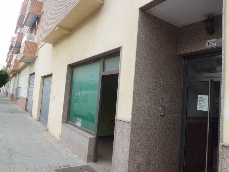 Commerce de détail dans El Ejido, Almería à louer Photo du bâtiment- Image 1 de 8