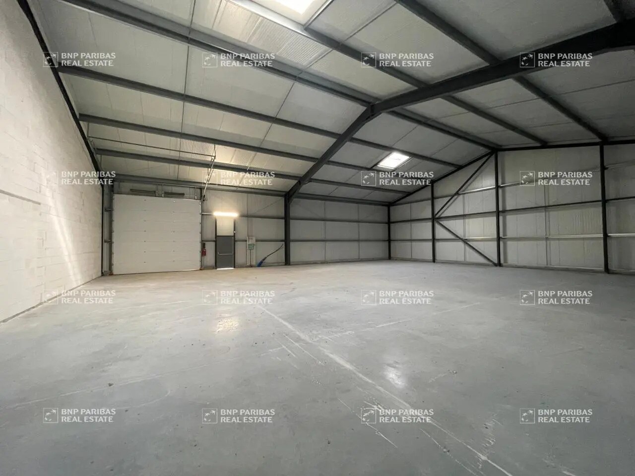 Flex in Montussan for lease Building Photo- Image 1 of 15