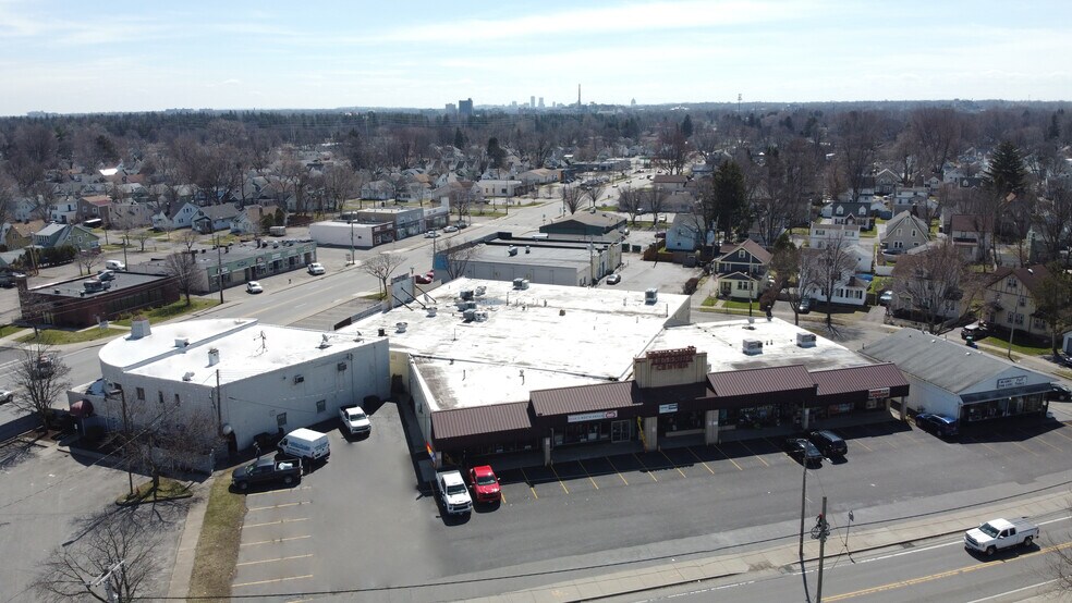 579 Stone Rd, Greece, NY à vendre - Photo du bâtiment - Image 2 de 8