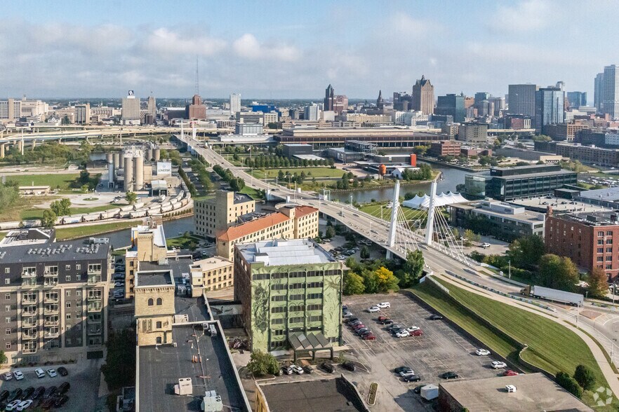 600 W Virginia St, Milwaukee, WI à louer - Photo du bâtiment - Image 2 de 5