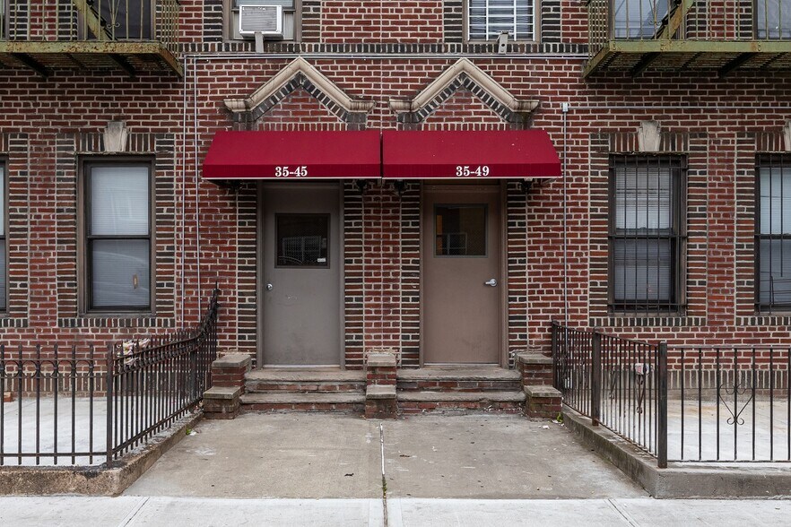 3545 Crescent St, Astoria, NY à vendre - Photo du bâtiment - Image 2 de 10