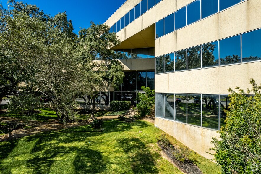 8207 Callaghan Rd, San Antonio, TX à louer - Photo du bâtiment - Image 2 de 6
