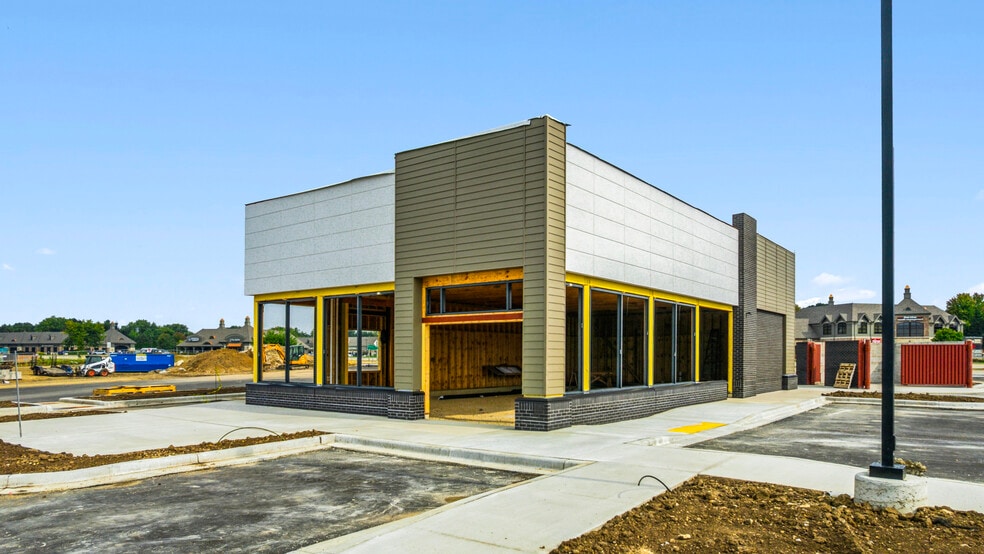 1299 Olympia Fields Dr, Oconomowoc, WI for sale - Primary Photo - Image 2 of 12